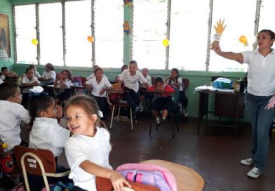 Good bye, Good Morning, niños de primer grado del Modesto Armijo reciben clases de inglés