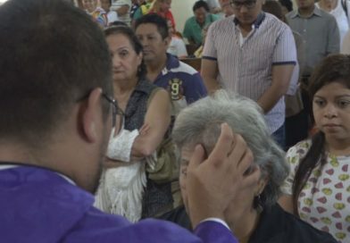 Familias católicas asisten a la iglesia este miércoles de ceniza y así dan inicio a la Cuaresma