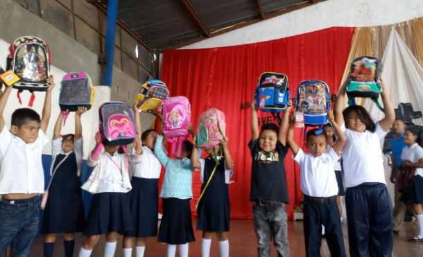 Gobierno Sandinista entrega mochilas escolares para los más chiquitos en Niquinohomo