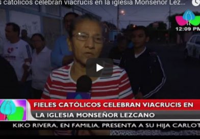 Fieles católicos celebran viacrucis en la iglesia Monseñor Lezcano