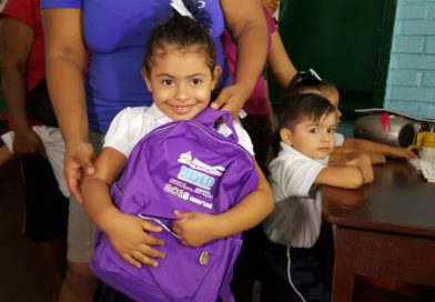 Gobierno Sandinista entrega mochilas escolares a estudiantes del colegio Nicarao
