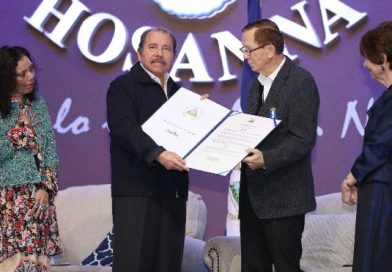 Comandante Daniel y Compañera Rosario otorgan nacionalidad y la orden Rubén Darío al pastor David Spencer