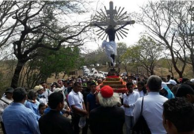 Devotos participan en Vía Crucis penitencial en la Conquista