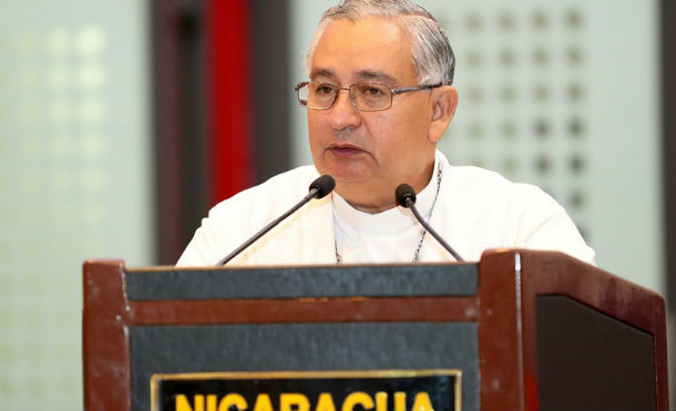 Monseñor Eddy valora el papel de los padres como “maestros de la vida” en la consulta nacional