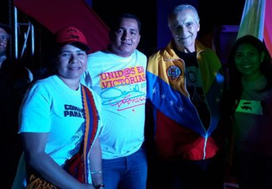 Familias del barrio Hugo Ch&aacute;vez recuerdan con amor al Comandante Eterno