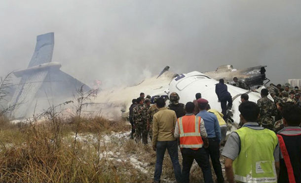 Al menos 40 muertos al estrellarse avión en Nepal