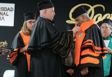 UNA entrega Doctorado Honoris Causa al profesor Orlando Pineda