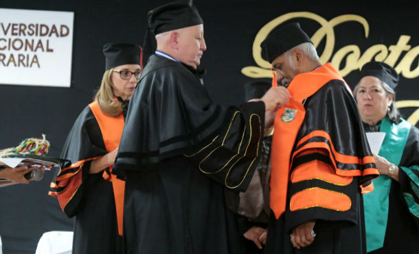 UNA entrega Doctorado Honoris Causa al profesor Orlando Pineda