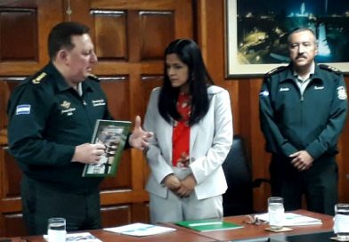 Ej&eacute;rcito entrega Memoria Anual 2017 a AMCHAM