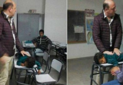 Un profesor agarró el hijo de su alumna y lo pone contra la mesa. Esté no sabía que le tomaban fotos