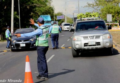 Agentes policiales garantizan seguridad en las carreteras