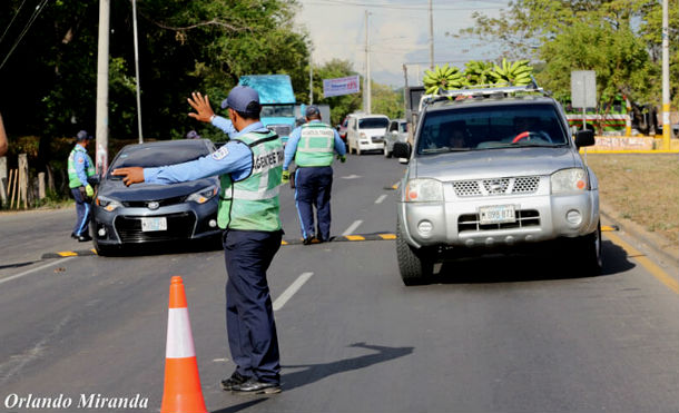 Agentes policiales garantizan seguridad en las carreteras