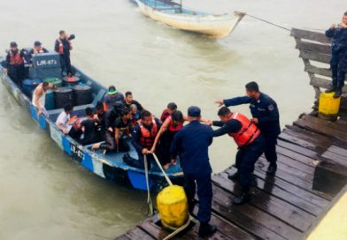 Caribe Norte: Naval rescata a 20 personas que naufragaron en un velero