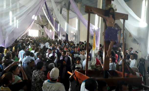 Católicos participan en viacrucis y peregrinación del Cristo de Esquipulas en La Conquista