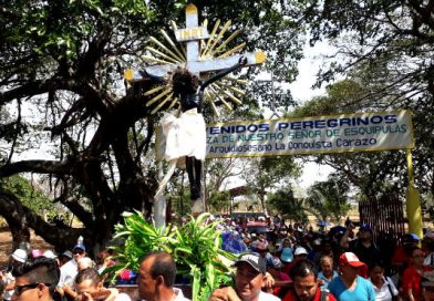 Cat&oacute;licos participan en viacrucis y peregrinaci&oacute;n del Cristo de Esquipulas en La Conquista