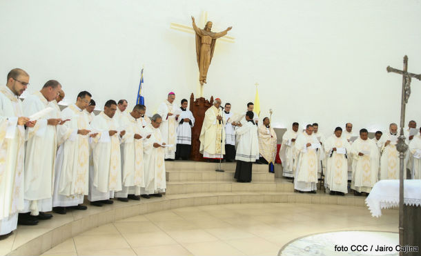Católicos celebran misa crismal de jueves santo