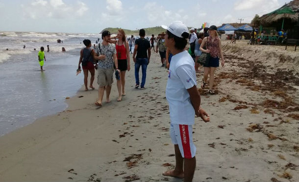 Miles de turistas llegan a playas de El Bluff
