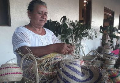 Artesanos ofrecen productos en la feria Verano de Colores