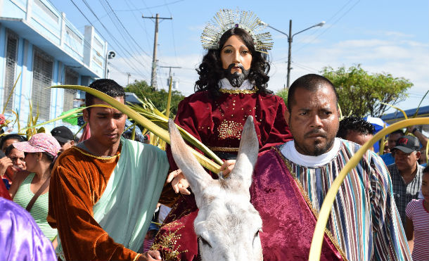 Católicos granadinos participan en procesión de Domingo de Ramos