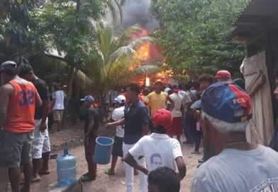 Incendio consume negocio y una vivienda en Waspán