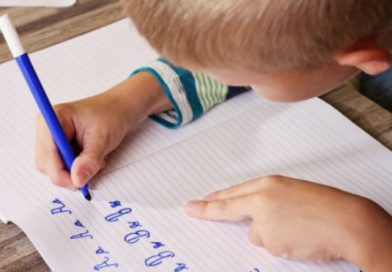Los padres lo obligaron a dejar la escuela y él se las ingenió para seguir estudiando