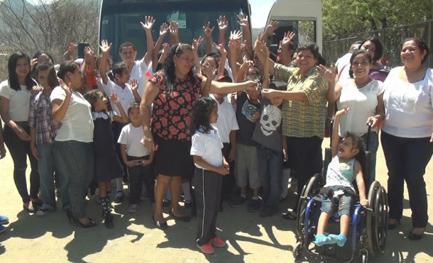 Gobierno Sandinista entrega un microbús a la escuela de educación especial en Ocotal