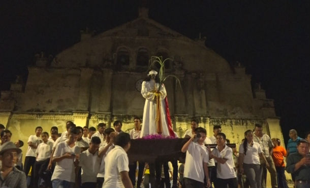 Niquinomeños celebran el jueves santo con la procesión del silencio