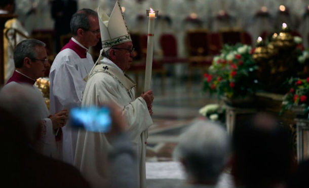 El Papa en Vigilia Pascual: Dejemos el sepulcro y la tristeza porque ¡Cristo está vivo!