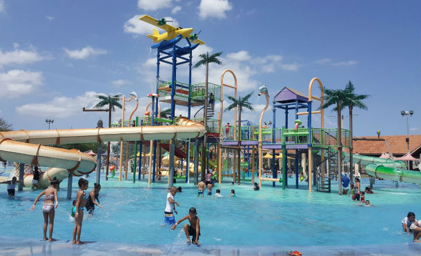 Familias disfrutan en paz y tranquilidad sus vacaciones de verano en el Parque Acuático