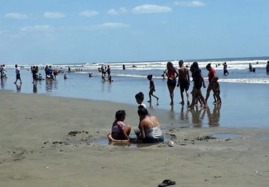 Familias nicaragüenses se refrescan en Pochomil este fin de semana