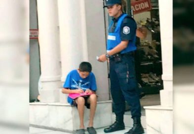 Un policía ayudó a estudiar a un jovencito en la calle y su actuar se volvió viral