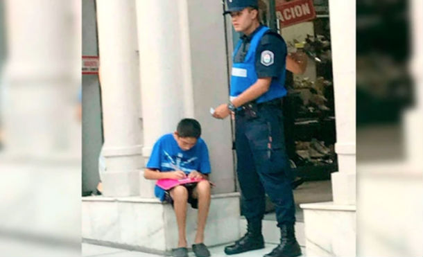Un policía ayudó a estudiar a un jovencito en la calle y su actuar se volvió viral
