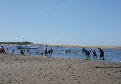 Turistas y familias se deleitan en hermosas playas leonesas