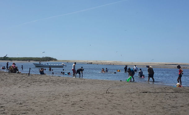 Turistas y familias se deleitan en hermosas playas leonesas