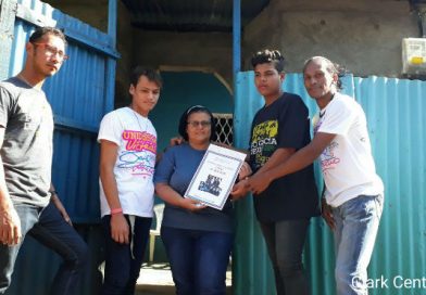 Mujeres celebran su día recibiendo títulos de propiedad