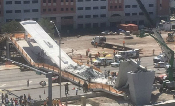 Colapsa puente peatonal en Florida