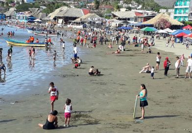 Familias nicarag&uuml;enses disfrutan jueves santo en la bah&iacute;a de San Juan del Sur