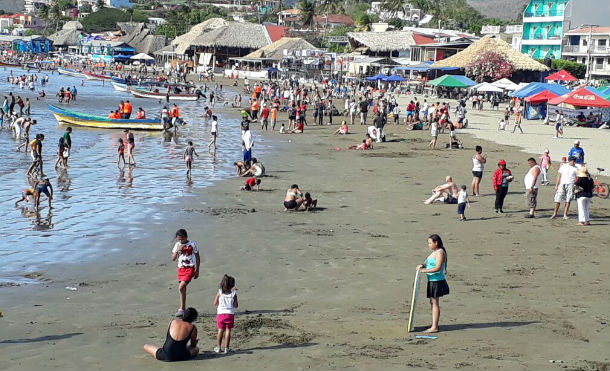 Familias nicaragüenses disfrutan jueves santo en la bahía de San Juan del Sur