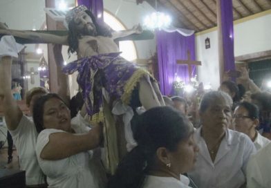 Centenares de devotos participan en la bajada de la venerada imagen del Señor de los Milagros