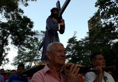 Familias participan del viacrucis de la cuaresma en la Catedral de Managua