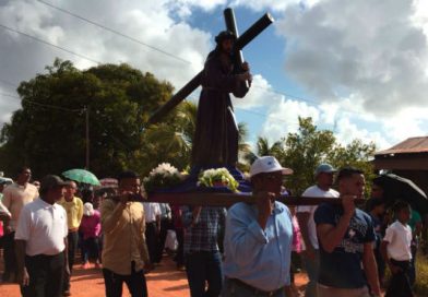Fieles cat&oacute;licos de Bilwi y Waspam participan en viacrucis