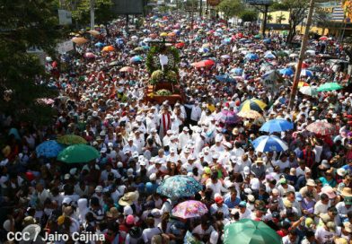 Familias participan en viacrucis penitencial con la Sangre de Cristo