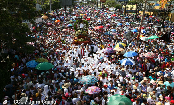 Familias participan en viacrucis penitencial con la Sangre de Cristo