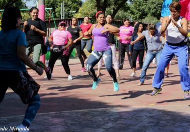 Mujeres celebran su día bailando