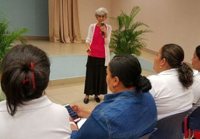 Doctora Concepción Campa brinda magistral conferencia en el Instituto de Medicina Natural