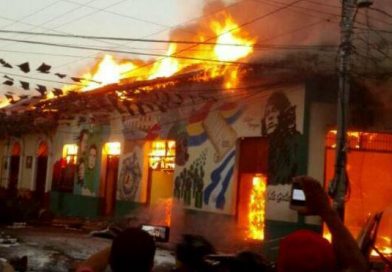 Grupos desestabilizadores queman el CUUN y vandalizan el HEODRA en Le&oacute;n