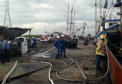 Bomberos de Corinto controlan fuego en barco pesquero