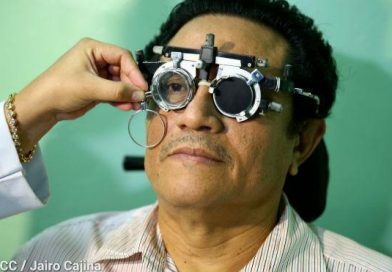 Más de 200 personas reciben lentes de lectura todos los jueves completamente gratis