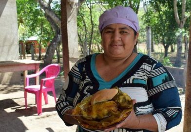 Madre emprendedora le hace frente a la vida al lado de sus hijos e hijas