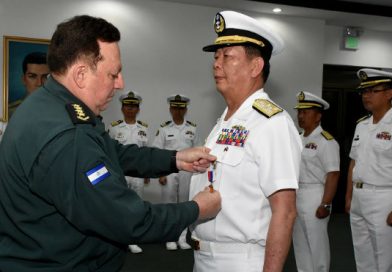 Ejército condecora al Comandante de la Fuerza Naval y Capitanes de Buques de la Flotilla de Instrucción de Taiwán